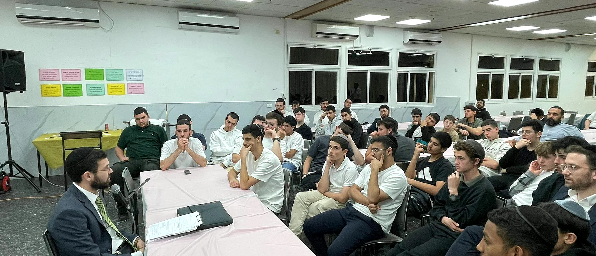 ערב פעילות בחדר האוכל עם כל הישיבה