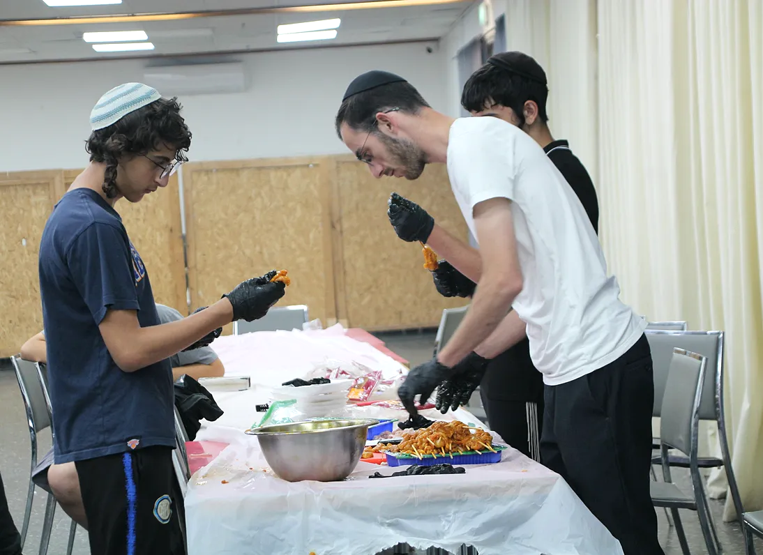 בחורים מכינים אוכל בתחרות מאסטר שף