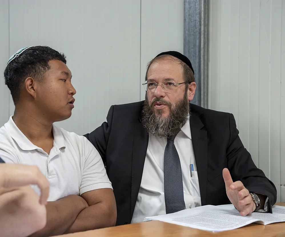ר״מ בשיחה אישית עם תלמיד