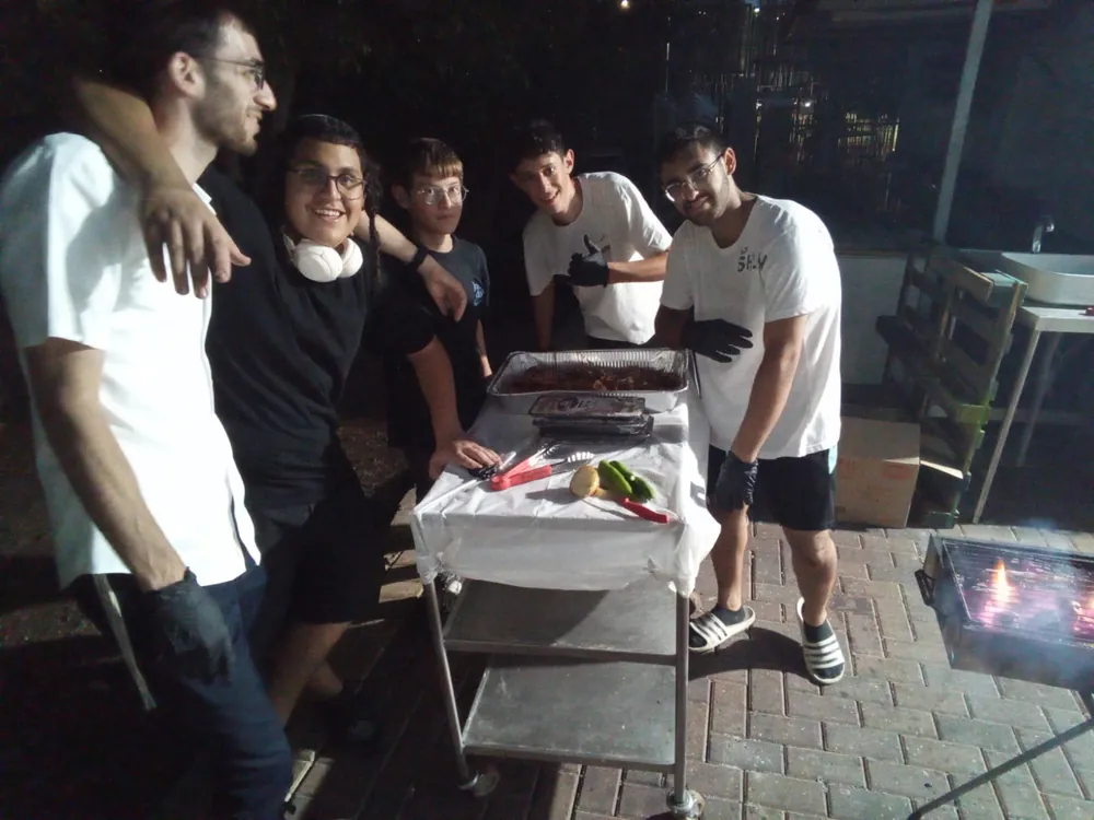 תלמידי כל הכיתות וצוות הפנימייה - ערב על האש לכבוד השנה החדשה