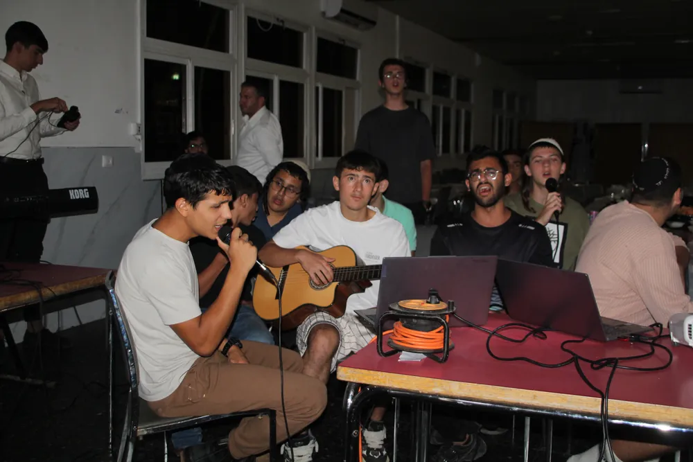תלמידי הישיבה, האברכים והמדריכים - זיץ בהובלת הבחורים