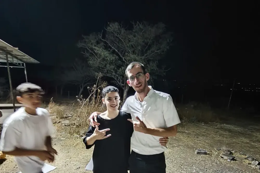 שתי כיתות, ערב אחד