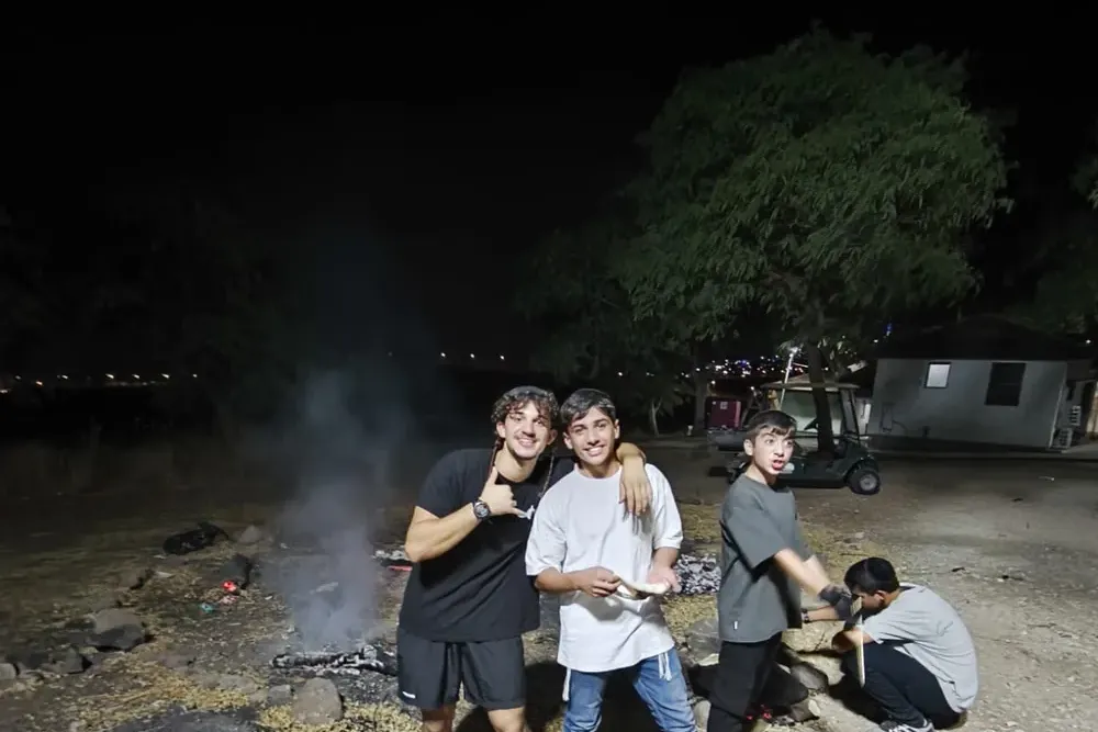 שתי כיתות, ערב אחד