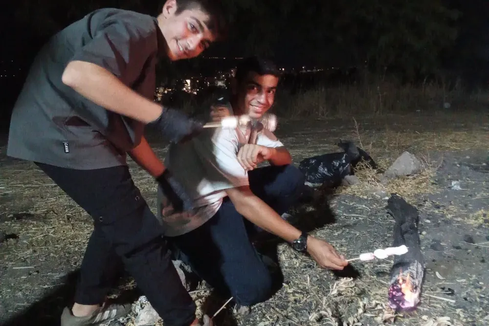 שתי כיתות, ערב אחד