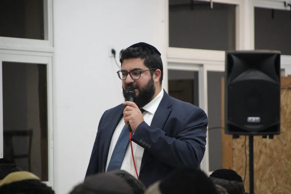 תלמידי הישיבה מכל השכבות, רבני הישיבה, האברכים והמדריכים - זיץ מרגש עד דמעות בפתח השנה החדשה