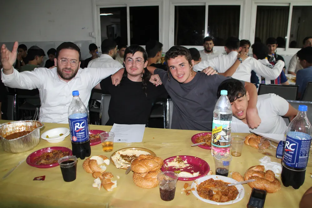 תלמידי הישיבה מכל השכבות, רבני הישיבה, האברכים והמדריכים - זיץ מרגש עד דמעות בפתח השנה החדשה