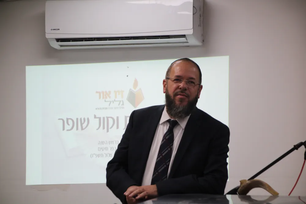 כל תלמידי הישיבה, ראש הישיבה הרב משה חיים בוזגלו שליט״א, רבני הישיבה ומרצים - יום הכנה לראש השנה, כ״ח באלול