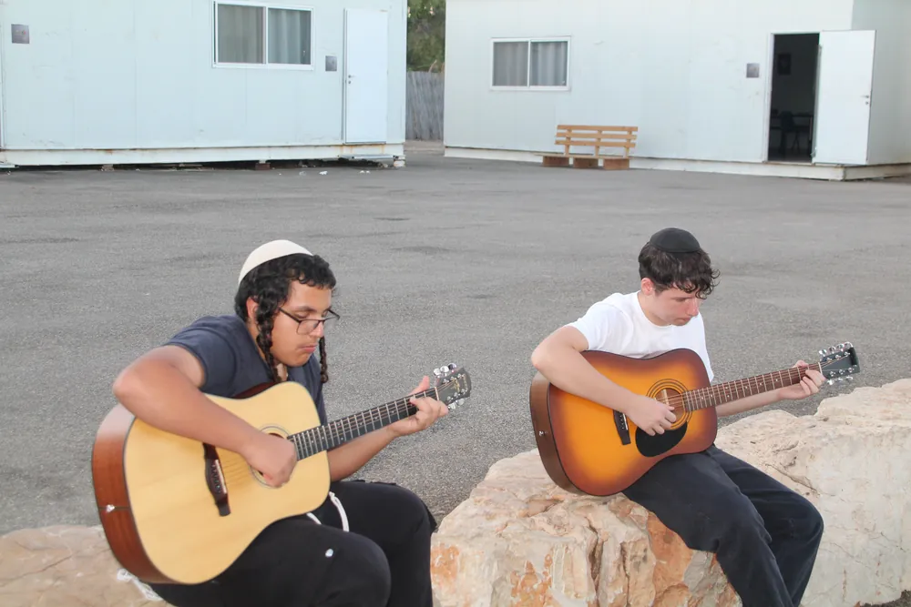 תלמידי הישיבה והמדריכים - בין הסדרים - גיטרה, חדר כושר ומדורה