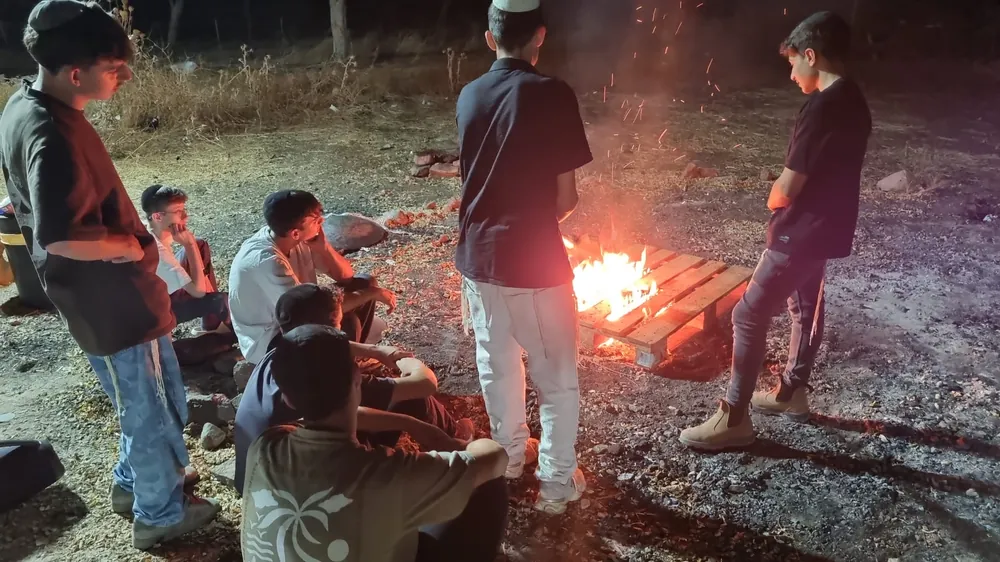 תלמידי הישיבה והמדריכים - בין הסדרים - גיטרה, חדר כושר ומדורה