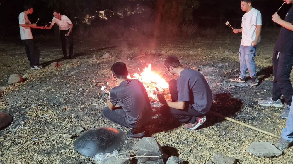 תלמידי הישיבה והמדריכים - בין הסדרים - גיטרה, חדר כושר ומדורה