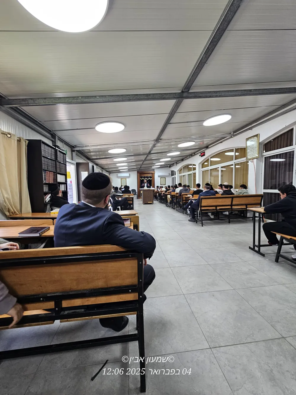 פעילות חדר בריחה - תלמידים מקשיבים לסיכום הפעילות - חדר בריחה בישיבה: הרמזים היו בכל מקום