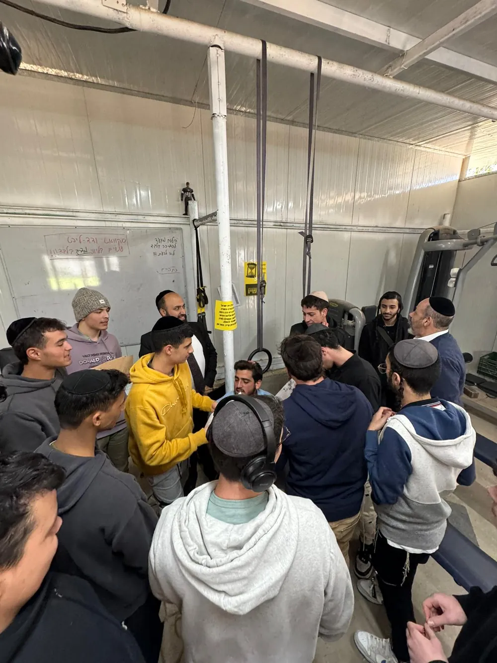 פעילות חדר בריחה - תלמידים סביב רמז - חדר בריחה בישיבה: הרמזים היו בכל מקום