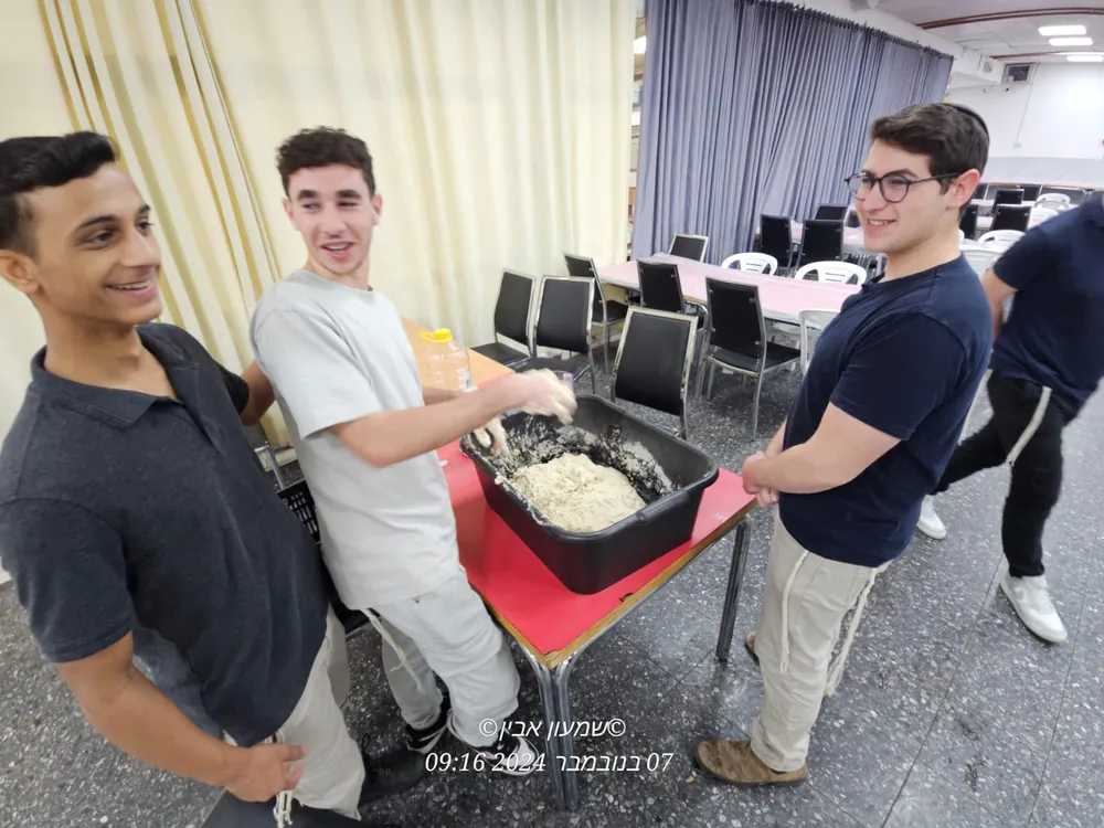 בוקר כיתה יא - פעילות שטח - בוקר שטח של כיתה יא - בצק, מדורה וארוחה שהוכנה מאפס