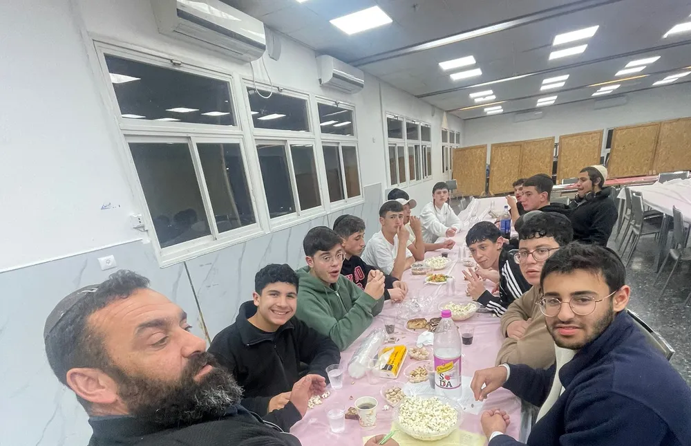ארוחה חגיגית במסיבה