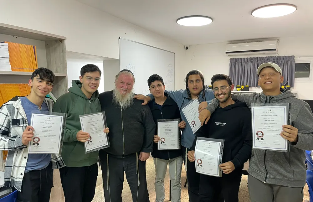 מקבלים תעודות הצטיינות