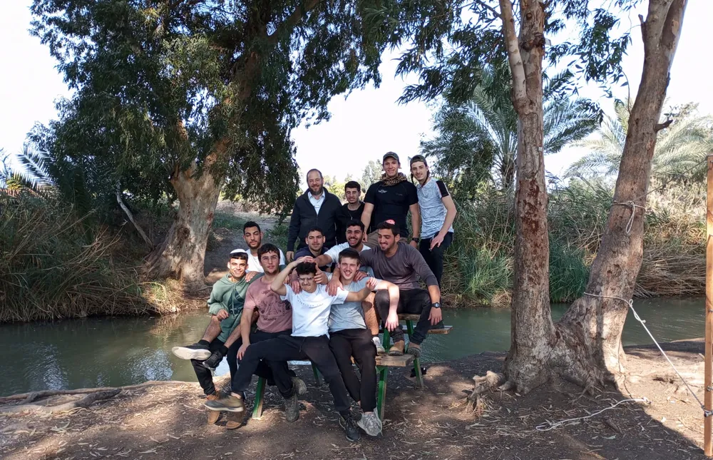 תמונה קבוצתית ליד הנחל