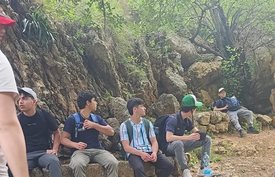 מנוחה בצל הסלעים