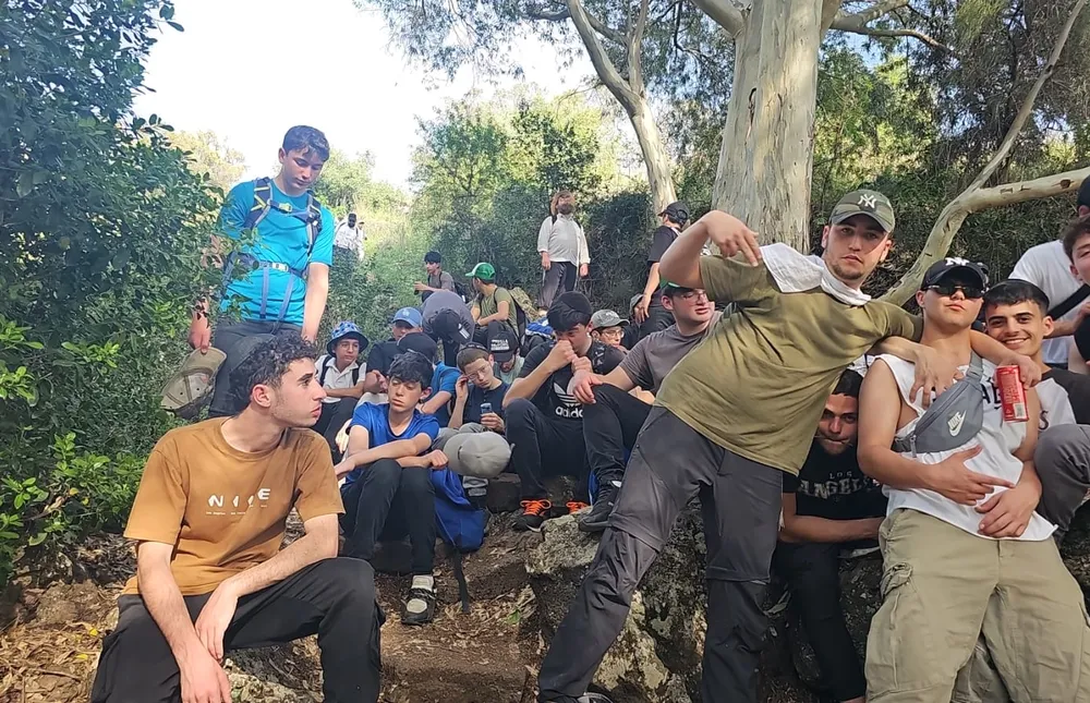 מנוחה קבוצתית על הסלעים