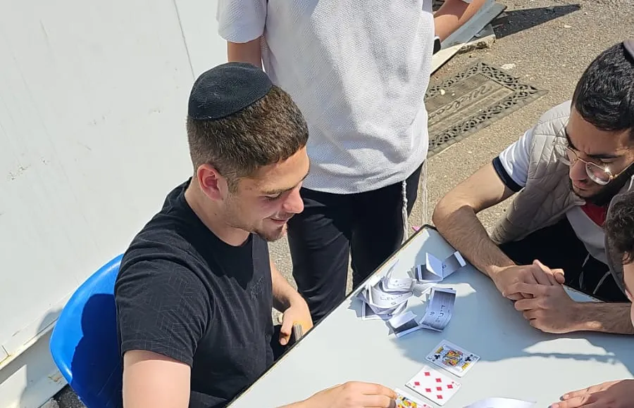 משחק קלפים בפורים