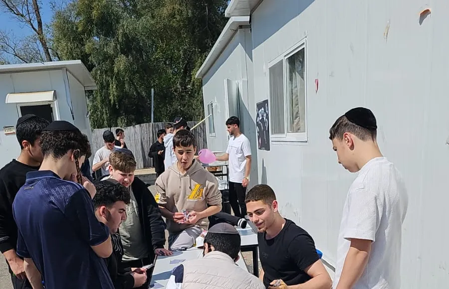 התכנסות בחוץ בפורים
