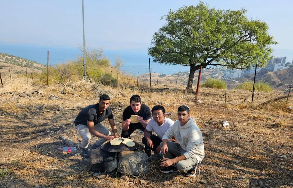 תמונה קבוצתית מול הכנרת