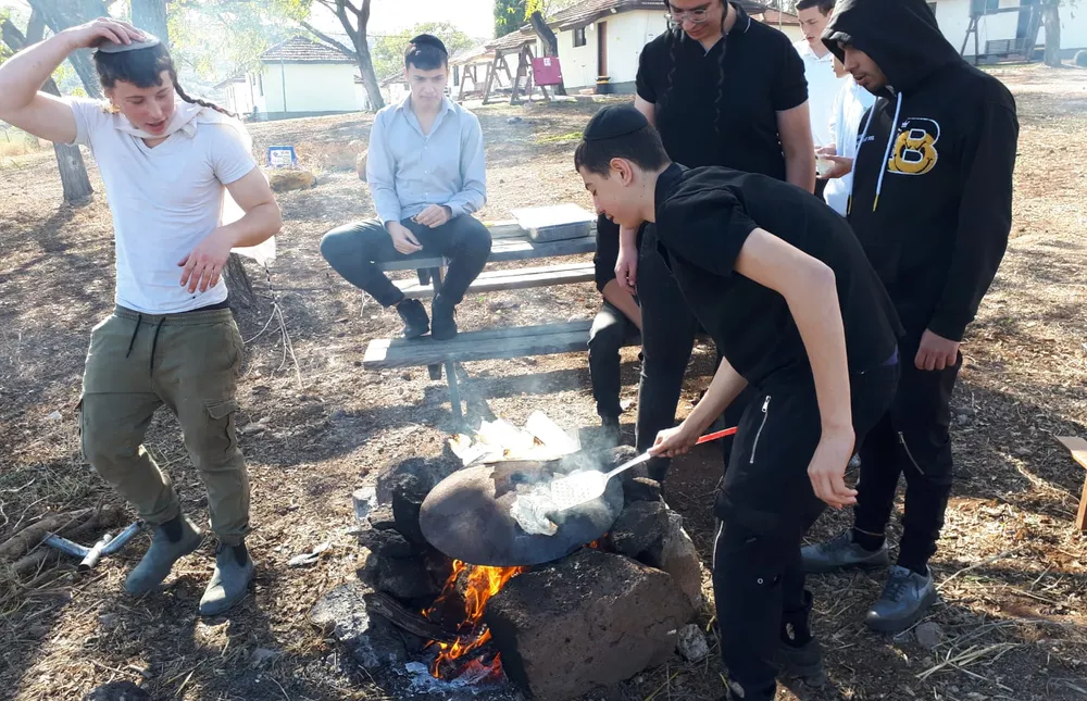 אפיית פיתות על המדורה