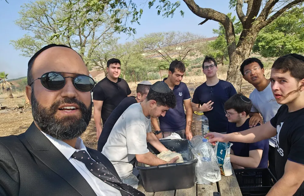 צוות ותלמידים ליד המדורה