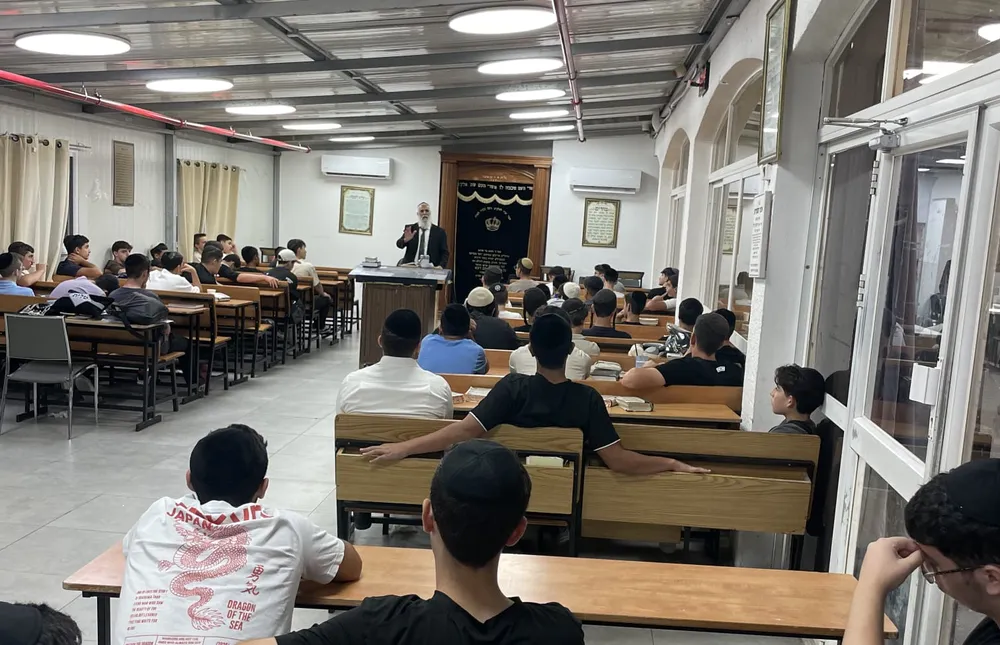 שיחת חיזוק מהרב אילן בוזגלו - בית המדרש, מבט על התלמידים - יב יודעים לפנק