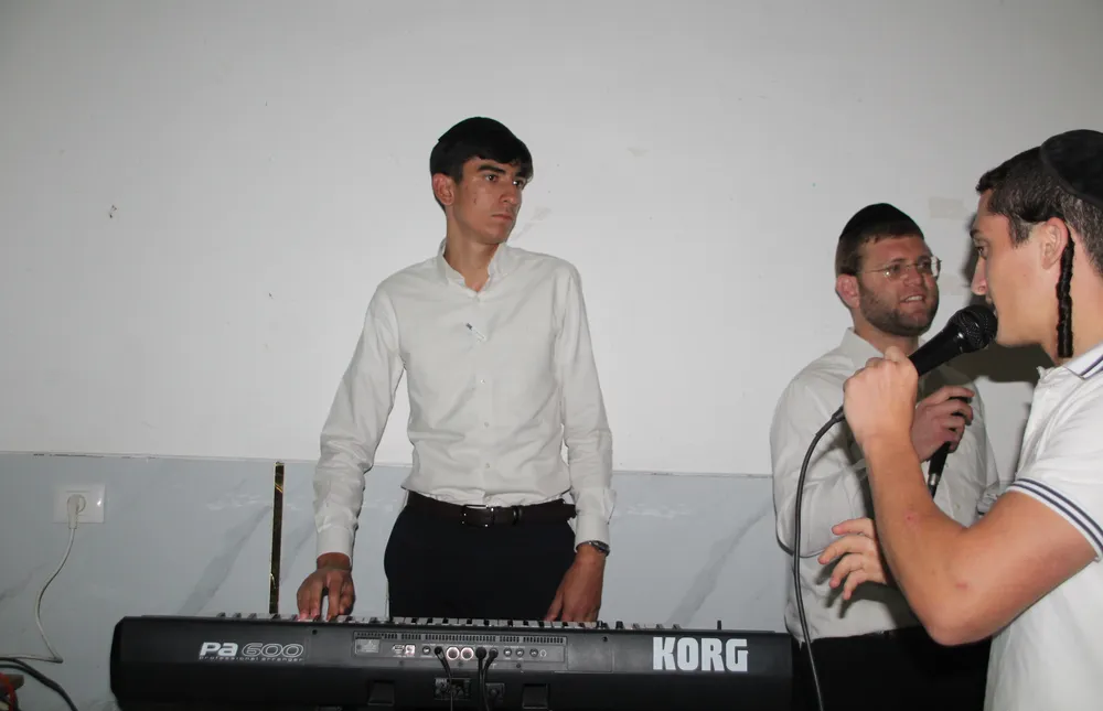 זיץ בהובלת תלמידים ואברכים - שני בחורים שרים - הבחורים מובילים את הערב