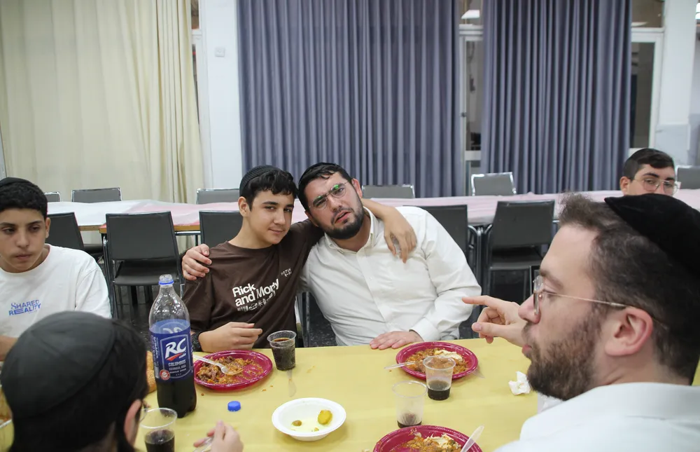 זיץ לקראת ראש השנה - שלושה גברים (איש צוות ורבנים) יושבים - זיץ עד דמעות