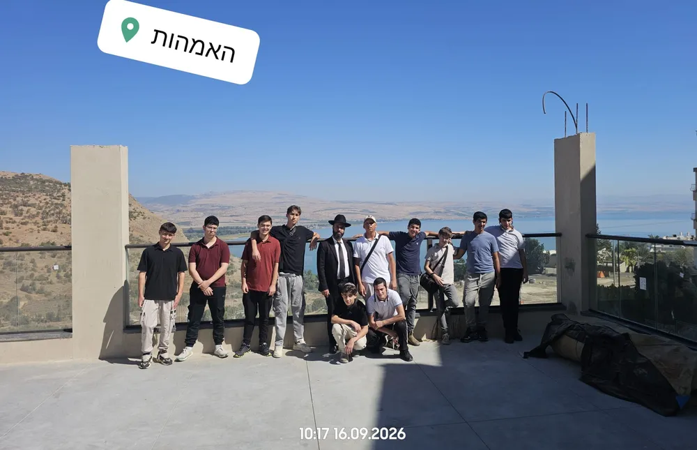 יציאה לקברות צדיקים בטבריה - תמונה קבוצתית בנקודת תצפית עם - אל גדולי טבריה