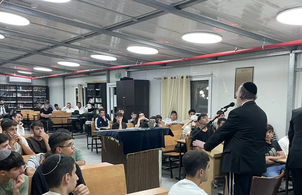 ליל חמישי לפני שבת שובה - רב נואם מול קהל תלמידים בבית המדרש - שבת שובה אצלנו