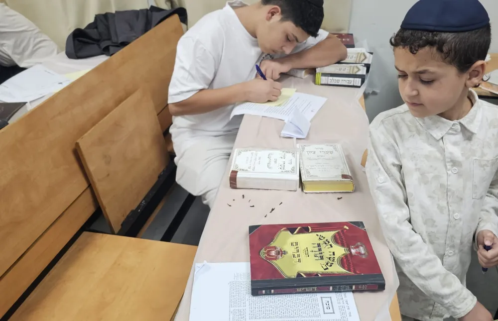 קשר אברכים ותלמידים - תלמיד בוגר וילד צעיר יותר כותבים יחד - שלפנו את מה שלמדנו