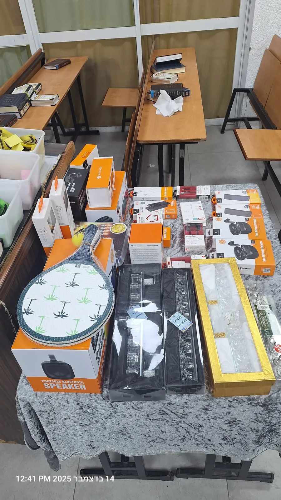 צילום מהצד של פרסי חנוכה על שולחן - מבצע חנוכה בבית המדרש