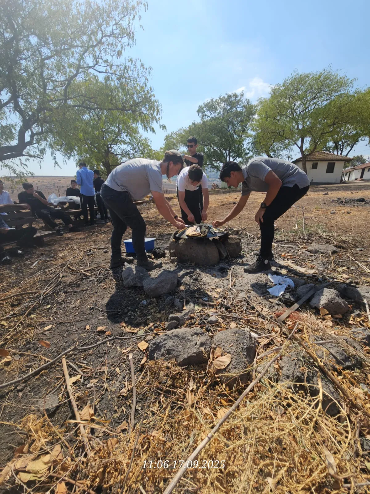 תלמידים אופים פיתות על מדורה בחורשה - פיתות על המדורה - בוקר כיתה יא בחורשה