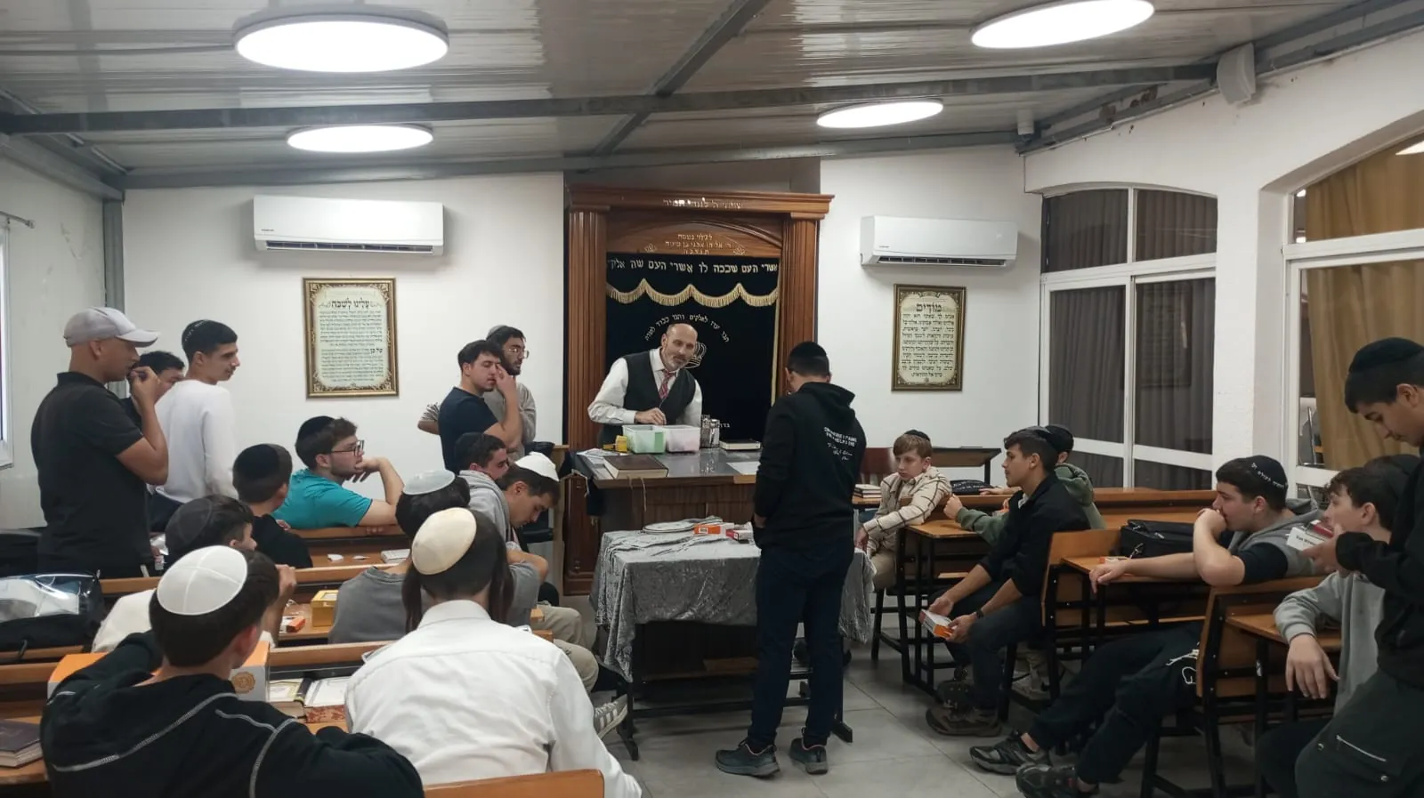 תלמידים סביב שולחן פעילות בבית המדרש בחנוכה - מבצע חנוכה בבית המדרש