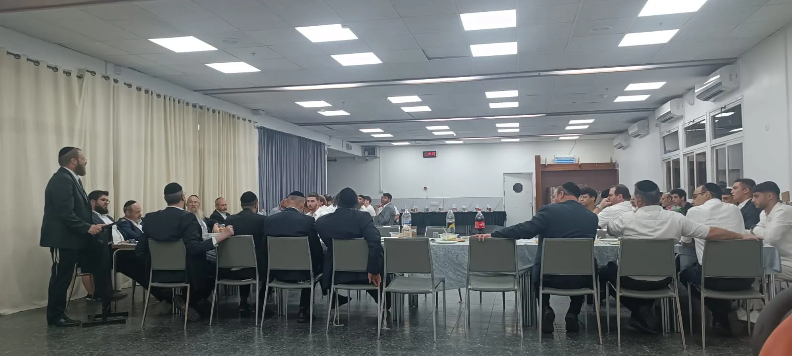 מבט רחב על ארוחת סיום כיתה יב - ערב הסיום של מחזור י״ב