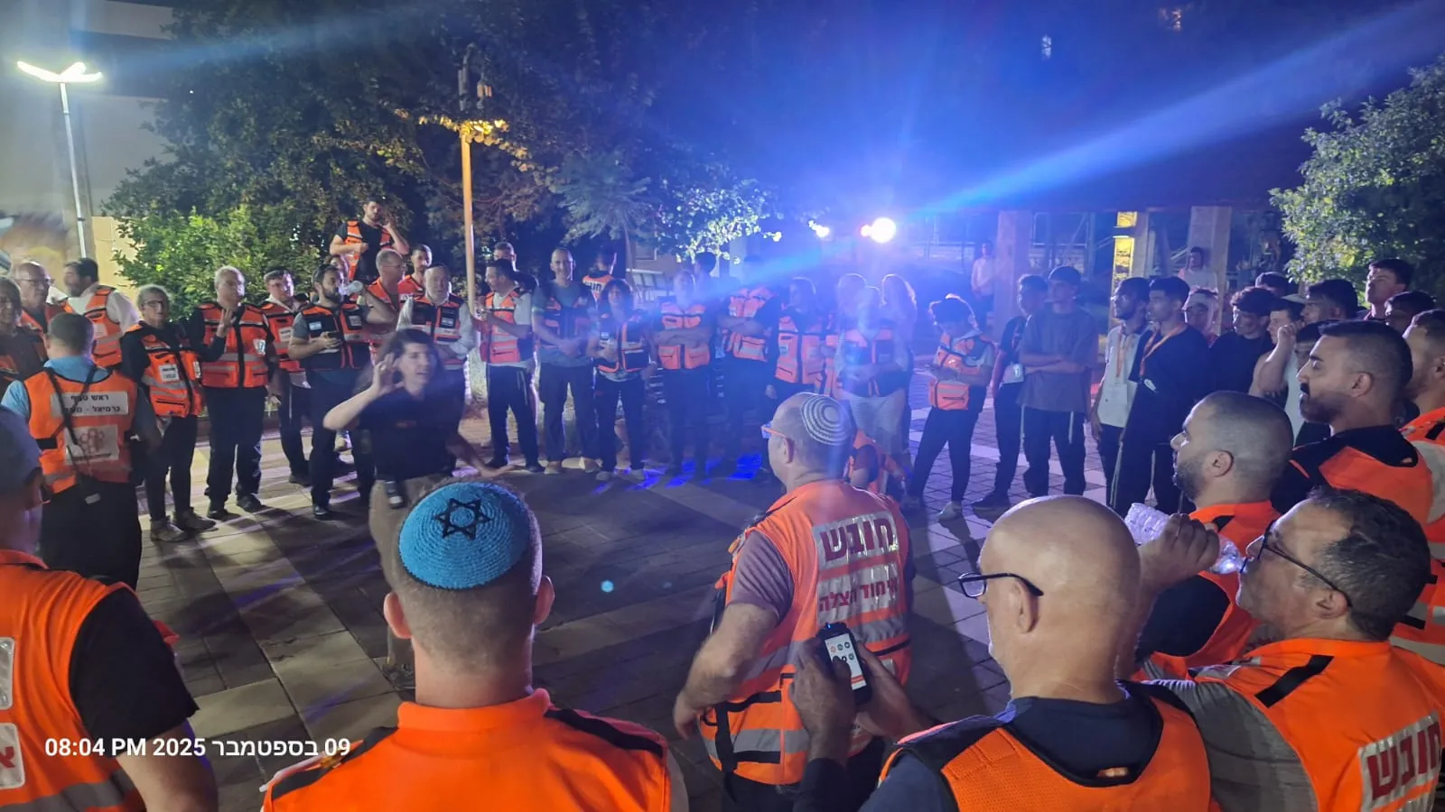 מעגל מתנדבי איחוד הצלה ותלמידים בתדרוך לילי - תרגיל חירום משותף עם מתנדבי איחוד הצלה