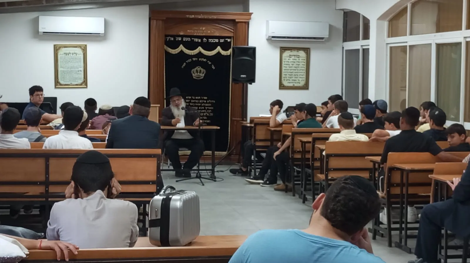 רב מבוגר נושא דברים לפני תלמידים בבית המדרש - בית מדרש מלא לקראת הימים הנוראים