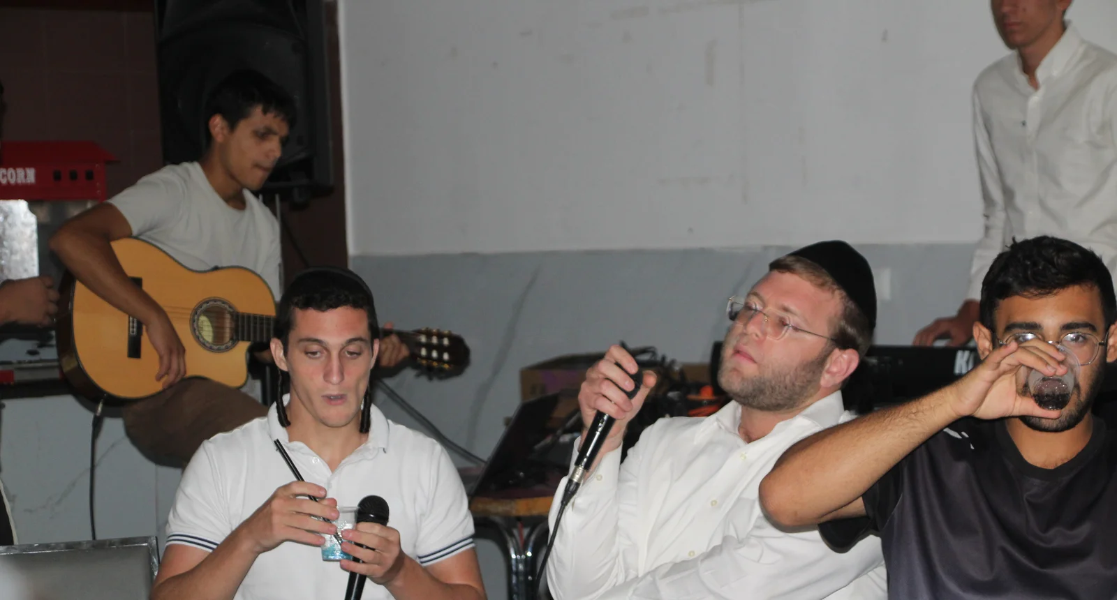 הבחורים מובילים את הערב
