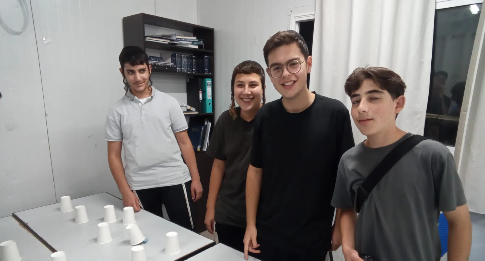 שתי כיתות, ערב אחד