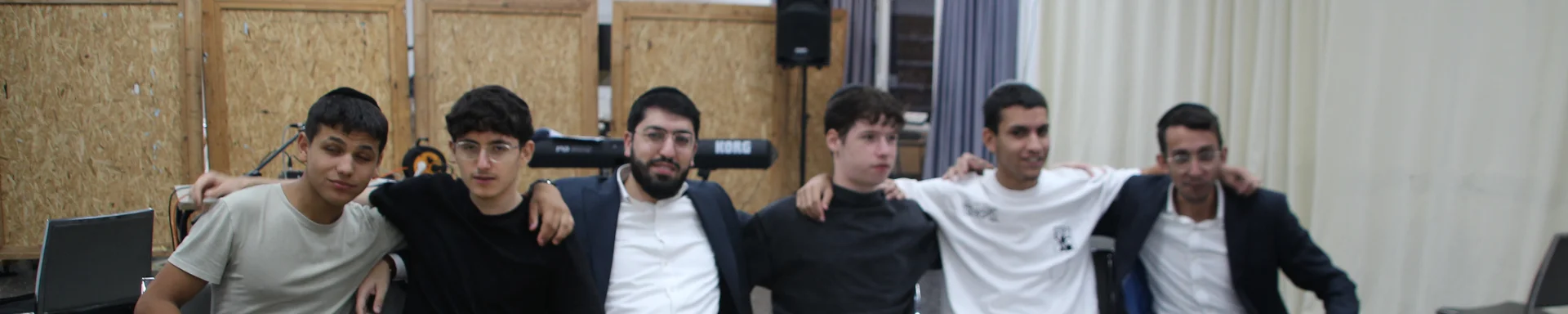 חבורת בחורים בזיץ