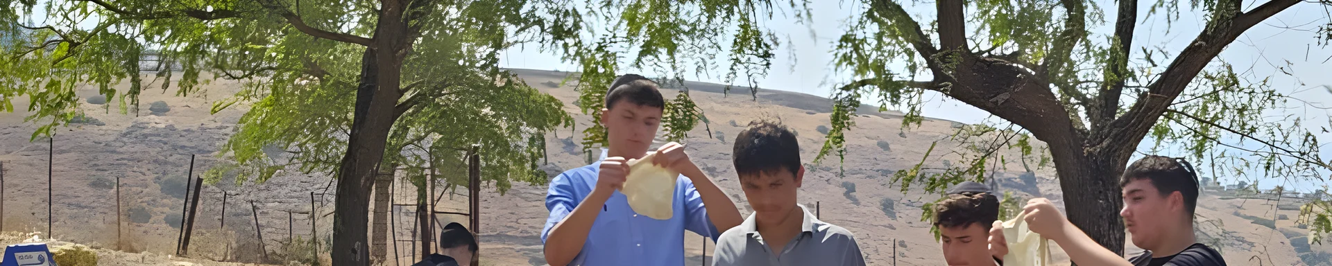 לישת בצק לפיתות בחורשה