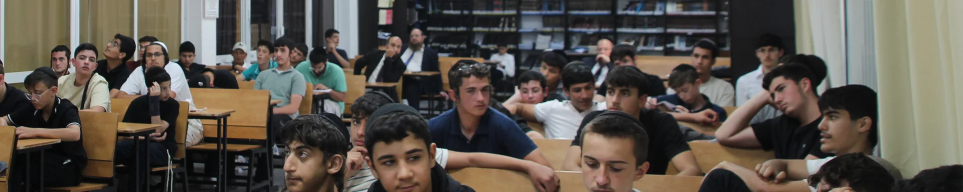 תלמידים בשיחה בבית המדרש