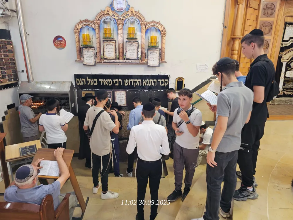 תלמידים מתפללים ליד קבר רבי מאיר בעל הנס - ערב ראש השנה בקברי צדיקים