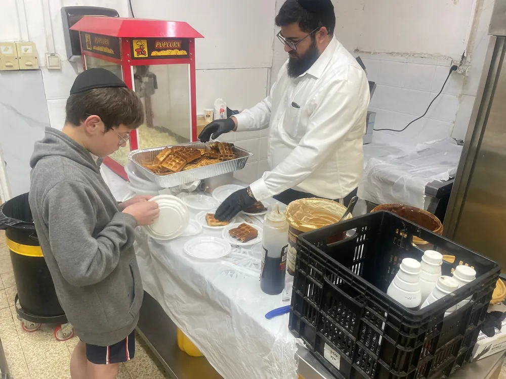 הגשת ופל לתלמיד ליד מכונת פופקורן - תעודות המחצית, ואחריהן מסיבה