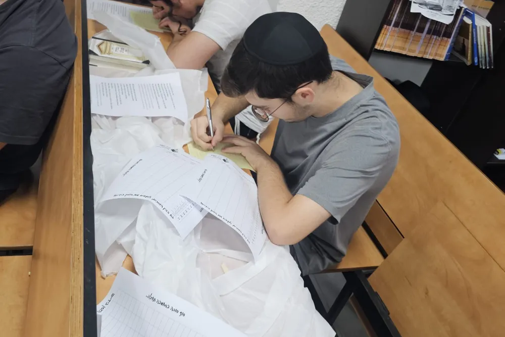 שני תלמידים כותבים בחידון - שלפנו את מה שלמדנו