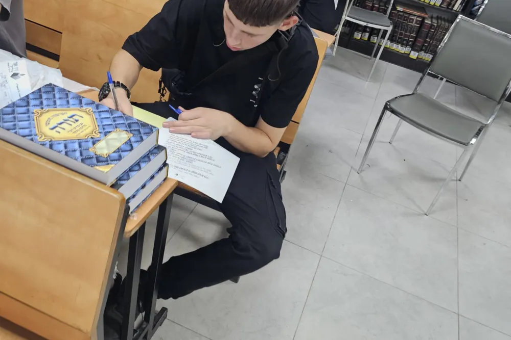 תלמיד כותב לבד בשולחן - שלפנו את מה שלמדנו