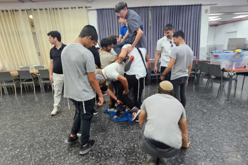 חבורת תלמידים במשחק גיבוש - כולנו באותו מעגל