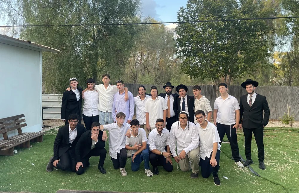 בחורים ורבנים בחצר לקראת שבת - שבת שובה אצלנו